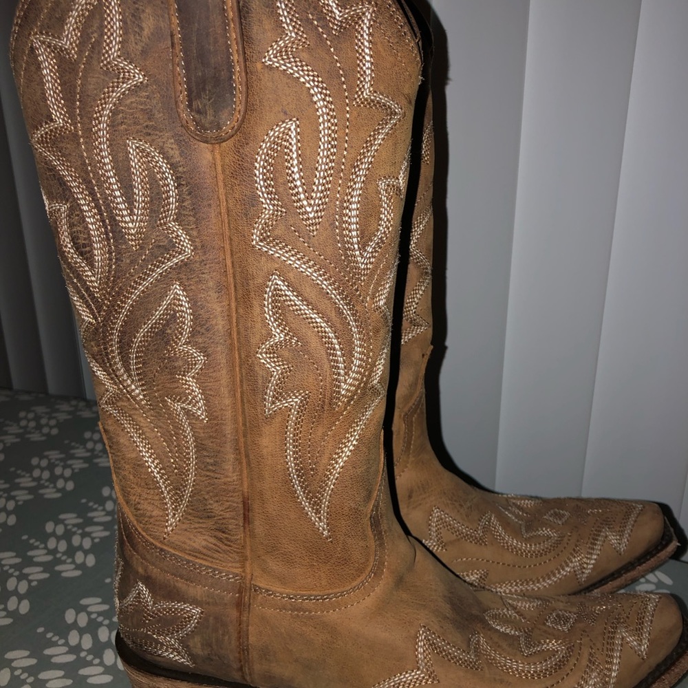 Never worn beautiful suede cowboy boots 💐